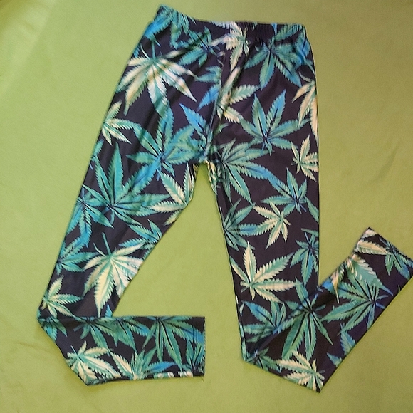 Blaze It! Leggings in Medium - Picture 4 of 5